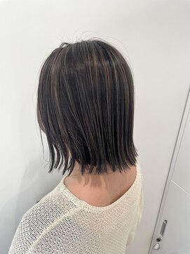 カエラ(kaela) 【kaela 仲丸】シルバーグレイジュ～デザインカラー×外はねボブ