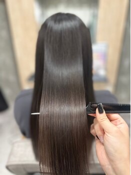 髪質改善縮毛矯正で自然なストレートヘアに♪髪質に合わせて施術するから、ダメージレスで自然な仕上がり◎
