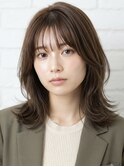 薄めバングのミディアムレイヤー