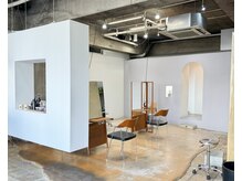 グラス(glass)の雰囲気（開放的でモダンな空間でデザインを楽しんでいただけます。）