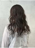 グレージュカラーとレイヤーカットで動くヘア