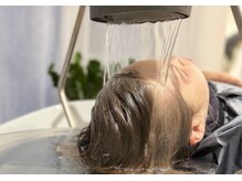 ペリ(peri)の雰囲気（温かい炭酸水に包まれながら水の流れる音に癒される頭浸浴。）