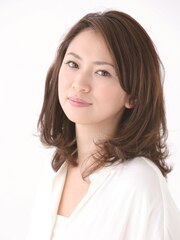 柔らかな動きで女性らしい表情に。