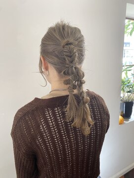 ヘアーアンドメイクアップモパ 編みおろしアレンジ