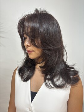 メリー オオサカ(Merly Osaka) 伸びかけ前髪と馴染ませた厚みバング