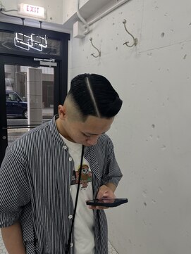 ウェルネス(Wellness) スキンフェード、フェード、サイドパート