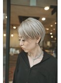 ケアブリーチショートヘア前下がりハイトーン