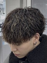 オーバル ジングウマエ(OVARL jingumae) ハイライト縦落ちツイストスパイラルパーマ