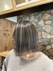 黒髪/グレーベージュ/レイヤーロング/コントラストハイライト