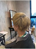 くすみカラーが映える攻めすぎない大人のツーブロック/ブリーチ
