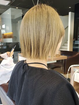 フロア(FLOOR) ハイトーン×切りっぱなしボブ