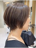 表参道白髪ぼかしショートレイヤーカットベージュアッシュ50代
