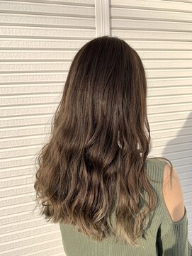 カカフロントオブザミラー(KaKa front of the mirror) 夕日映えするライトベージュ