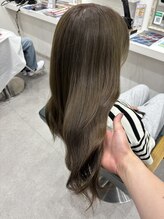 アクルヘアーバイテソロ(AKUR hair by tesoro) オリーブベージュ