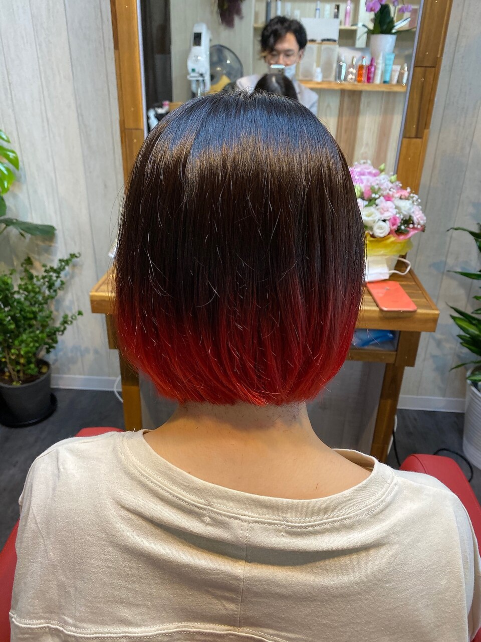 真っ赤なグラデーションのショートボブ：L078784976