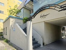 ビフィーノ イーリス 川西店(bifino iris)の雰囲気（店内入口は、階段を上がっていただいた2階にございます。）