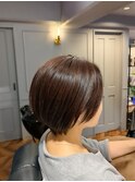 ツヤのあるシンプルショート。
