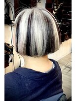 シークレットミラーズ(SECRET MIRRORS)&nbsp;ロマンスグレーローライト×ツーブロックパッツンボブ