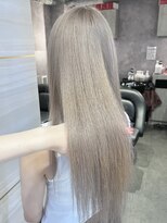 エルバイラビス 大宮(elu by lovis)&nbsp;《chihina》ホワイトミルクティ/ダブルブリーチ/艶カラー/韓国