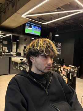 フランクスバーバーザスタンド(Frank’s barber the stand) 刈り上げセンターパート/波巻きツイストスパイラル/飯田橋