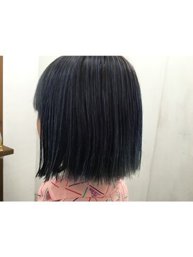キー(kii) 切りっぱなしボブのブルーアッシュ。