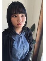 ハニーマスタード(HONEY MUSTARD)&nbsp;顔まわりにレイヤーを入れたブルーブラックのミディアム