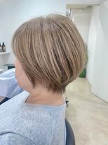 明るめグレーヘアのショートボブ
