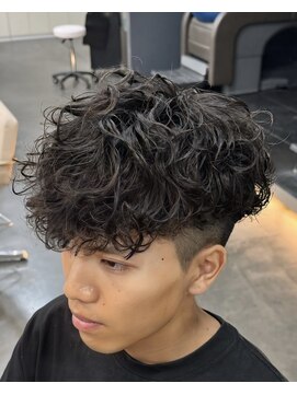 バース バイ ハピネス(BIRTH by happiness) 韓国へアカルマパーマワックスなしセンターパート黒髪ウルフ