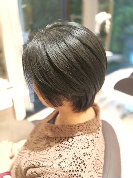 アンベリールフルー(EMBELLIR fleur) 前下がりグラデーションカットボブスタイル