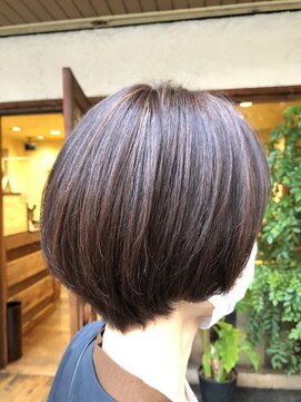 シークヘアー(Chic hair) ハイライトカラーon大人可愛いグラボブショート