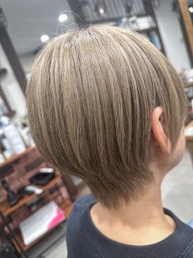 アウラ ミルクティーカラー×ショートスタイル