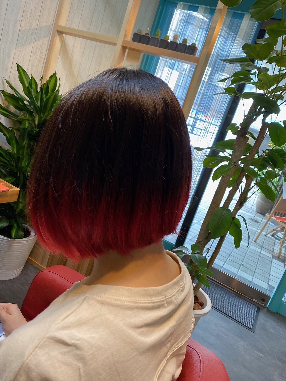 真っ赤なグラデーションのショートボブ：L078784976｜ホットペッパー