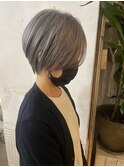 シルバーカラーと丸みショート