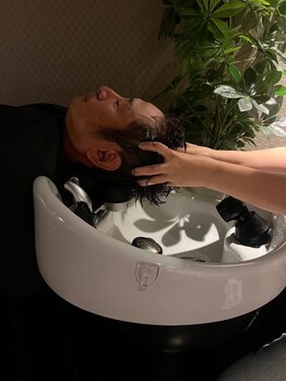 グローリーメンズ(glory men's)の写真/頭皮ケアで健康的に♪ヘッドスパで癒されながら育毛促進効果も！髪のハリやコシもUP！