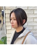 前髪長め大人可愛いショート、前下がりショート
