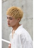 金髪ダウンバングショート