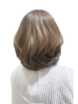 アルム(arum) ふんわり立体感ベージュボブ