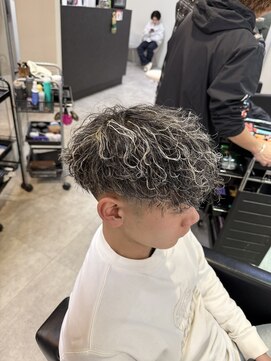 イーラ アメ村店(era) メンズパーマホワイトメッシュスペインカールフェード