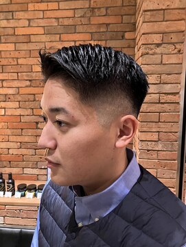 フォーコーナーズ(Four Corners) スキンフェード／フェードカット/フェード/バーバー/七三分け