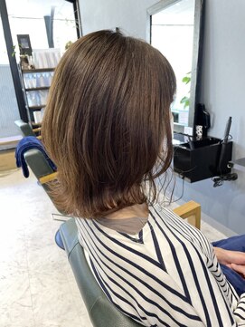 レナータ ヘア(Renata hair) くびれミディ／ミディアムウルフ