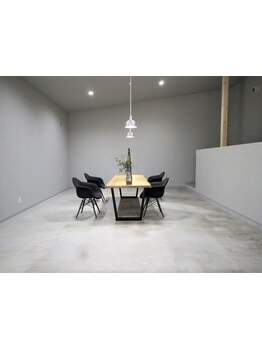 ギャラリーのような凛としたシンプルな店内。緑に囲まれた自然豊かな環境の中での癒し空間＊