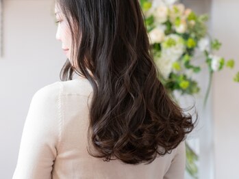 クベル(Kuvel)の写真/白髪やパサつき等、悩みを解消するエイジングケアトリートメントで、しなやかで美しい髪に。【JR 芦屋】