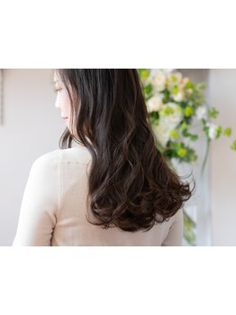 白髪やパサつき等、悩みを解消するエイジングケアトリートメントで、しなやかで美しい髪に。【JR 芦屋】