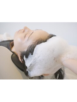 アロマヘアエステ＝ナノバブルで頭皮と髪をスッピンに!天然100%のアロマオイルを併用しリラックス&リセット