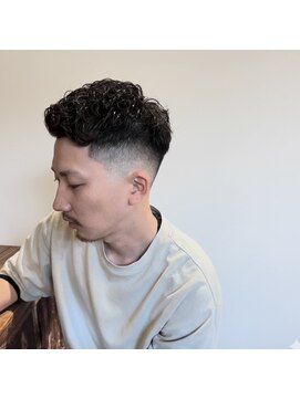 ウィスカーズ(Whiskers) スキンフェード×パーマ