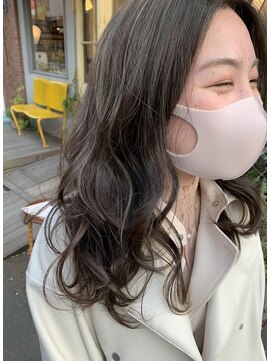 ヨナサン(Yona Saint) ハイライト×マットベージュ。