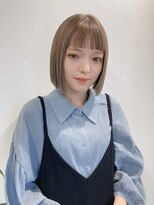 レア(LEA)&nbsp;切りっぱなしボブ×オン眉