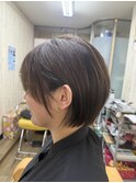 柔らかな丸みショートで大人可愛く