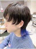 黒髪ウルフカットに襟足ブルーカラー