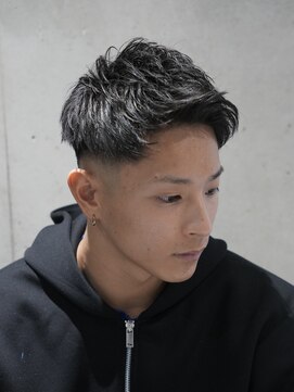 MEN'S/アップバングショート×スキンフェード/短髪/2ブロック